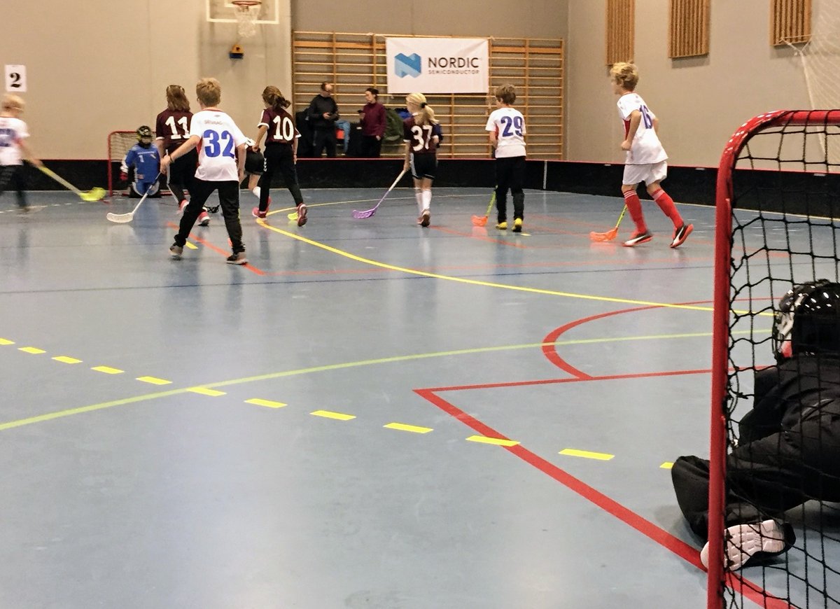 Lørdag og søndag 09.30-15.30 er det minirunde innebandy i Trygg/Lade hallen. Trygg/Lade stiller med 6 lag og vil være representert i hallen gjennom hele helgen. Herrelaget stiller med salg av kaker, kaffe og div. Ta turen innom Trygg/Lade hallen!