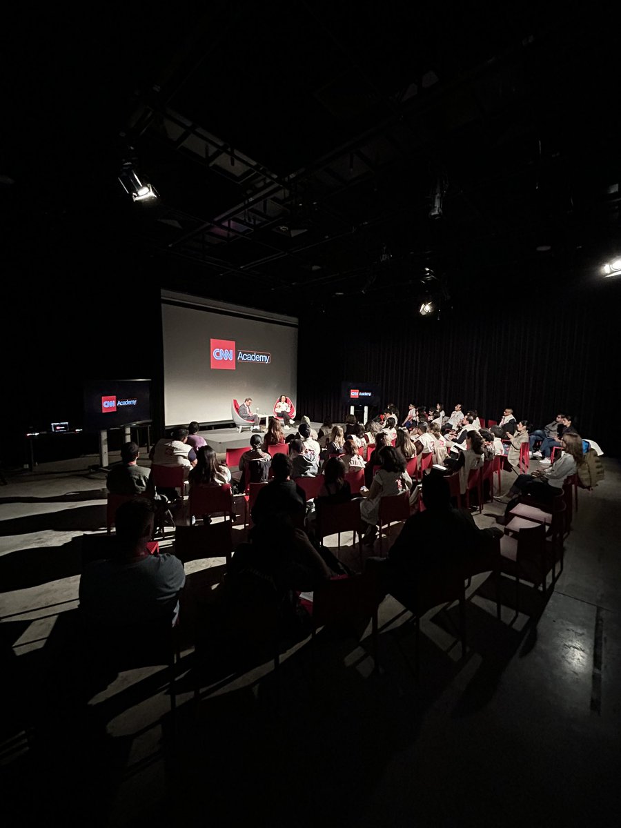 CNN Academy y <a href="/comunicacionUIA/">Ibero Comunicación</a> en la Ciudad de México, llevan a cabo el evento “LATAM Simulation 2024: Narrativas del Futuro en la era de la Inteligencia Artificial”, en donde 95 participantes de 8 países forman parte de esta experiencia del periodismo.