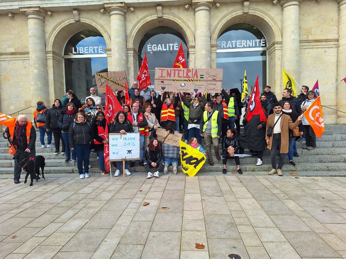 InsoumisMayenne's tweet photo. Une quarantaine de salariés d’intelcia ont manifestaient  avec l’intersyndicale dans les rues de #laval pour dénoncé leurs conditions de travail. 

Des militants de La France Insoumise de la Mayenne sont venus  les soutenir https://t.co/bnwEH1ngF8
