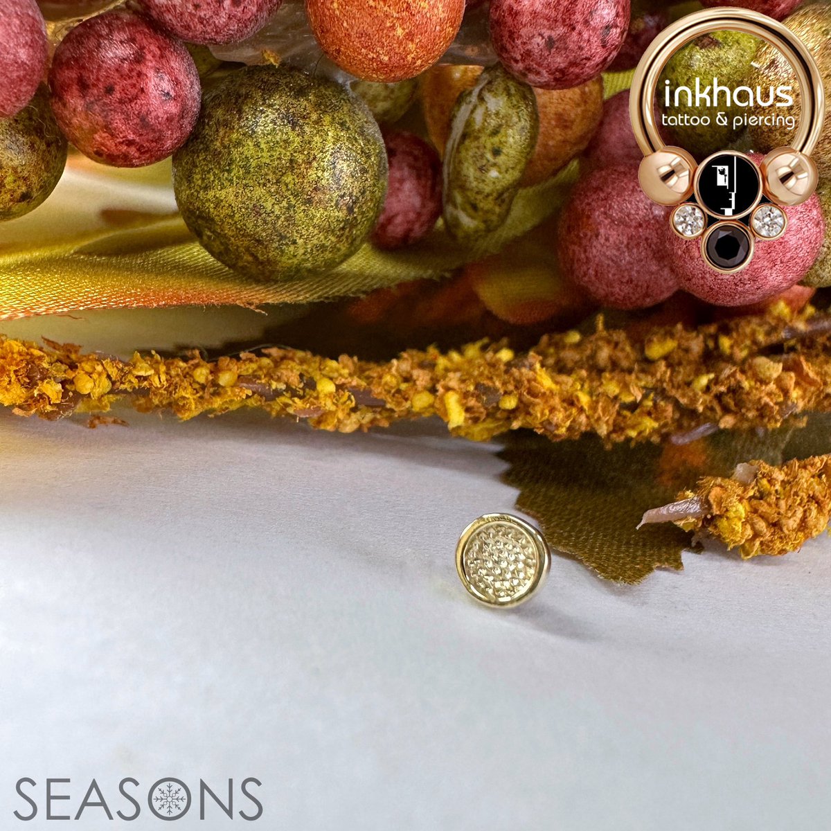 It’s starting to feel a lot more autumnal now that it’s getting dark so early! 🍂🍁 I picked up these gorgeous pieces from Seasons Handmade at the <a href="/safepiercing_uk/">UKAPP</a> conference recently. Featuring labradorite, Swiss blue topaz, moonstone and some gorgeous textured discs. 🥰