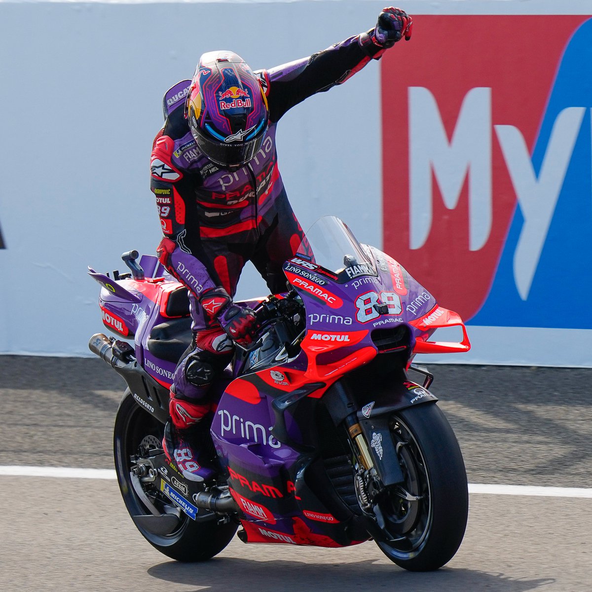 Estás a punto de hacer historia. Vas a tener a todo un país apoyándote, pero sabemos que llevas toda la vida preparándote para esto.

🚀🇪🇸 VAMOS, JORGE 🚀🇪🇸