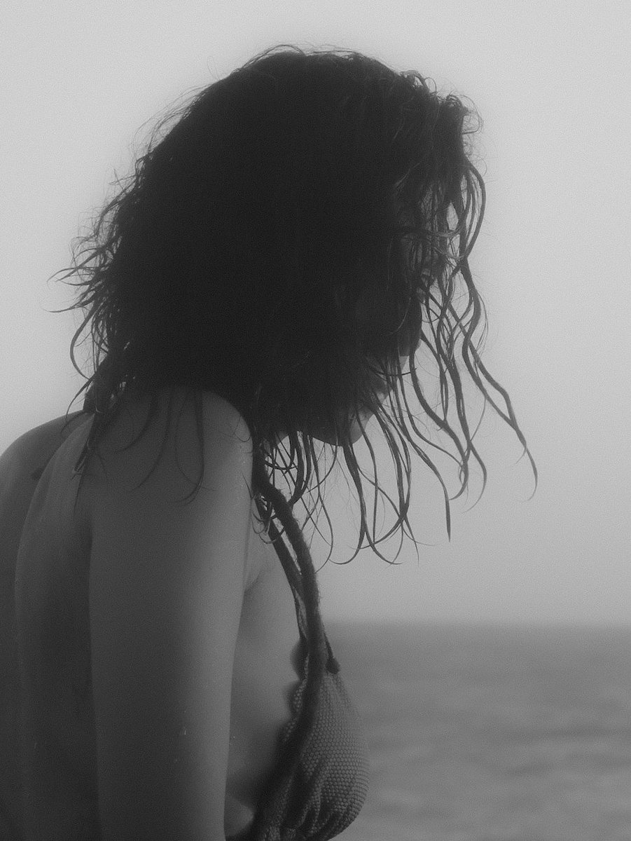 very late gm becouse of my irl activities ♥️ #TEZOSTUESDAY 🥀

There are only five editions left of this work and when it sells out I will mint a new one 🤍

so don't miss it 🥰

"The lost whale"
5/10 ~ 15 xtz ( photography ) 🔗 below