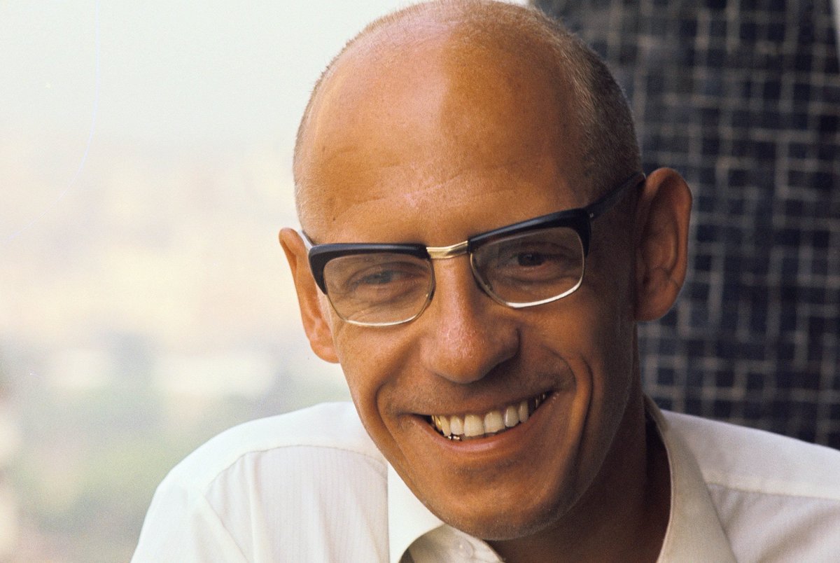 Asji1968's tweet photo. Muy a lo Foucault: el poder quiere que pienses que el poder lo tiene otro.
El poder se ha apropiado hasta de los conceptos de contracultura, rebelión y libertad.
¿Qué podíamos esperar en el cinismo posmoderno que iba a traer destruir la verdad, la razón y la ciencia?
#aforismos