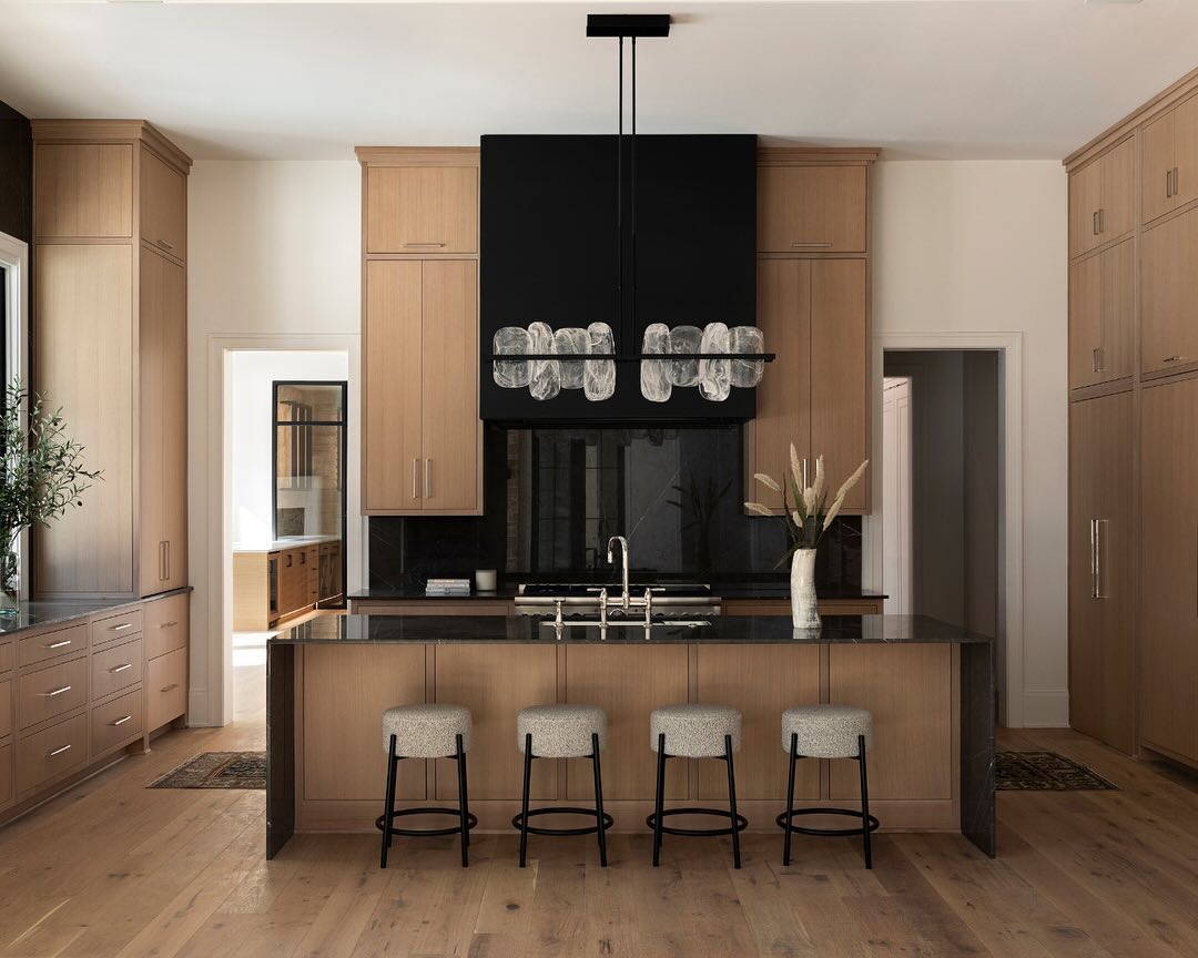 Simplicity at its finest! 

Wood tones and a monochromatic palette create a serene ambiance, complemented by statement lighting that elevates the space 💛

Turn your vision into a reality today: cur.lt/pursiggpr

Design by @cgstudiointeriors
Lighting by <a href="/HubbardtonForge/">Hubbardton Forge</a>