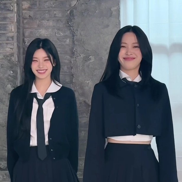 (⌒‿⌒)                                    (=^･^=)