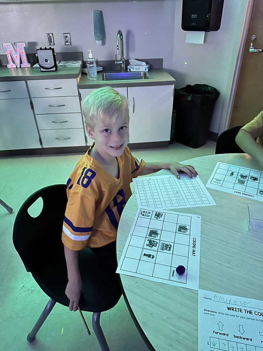 STEM_CCPS's tweet image. K, 1st, and 2nd grade students coded their way through a parade inspired by Balloons Over Broadway! Using maps as grids, they created algorithms to guide their "balloon floats", learning coding vocabulary along the way. #UnpluggedCoding @cullmanprimary @LindsayBrannon @eshaddix1