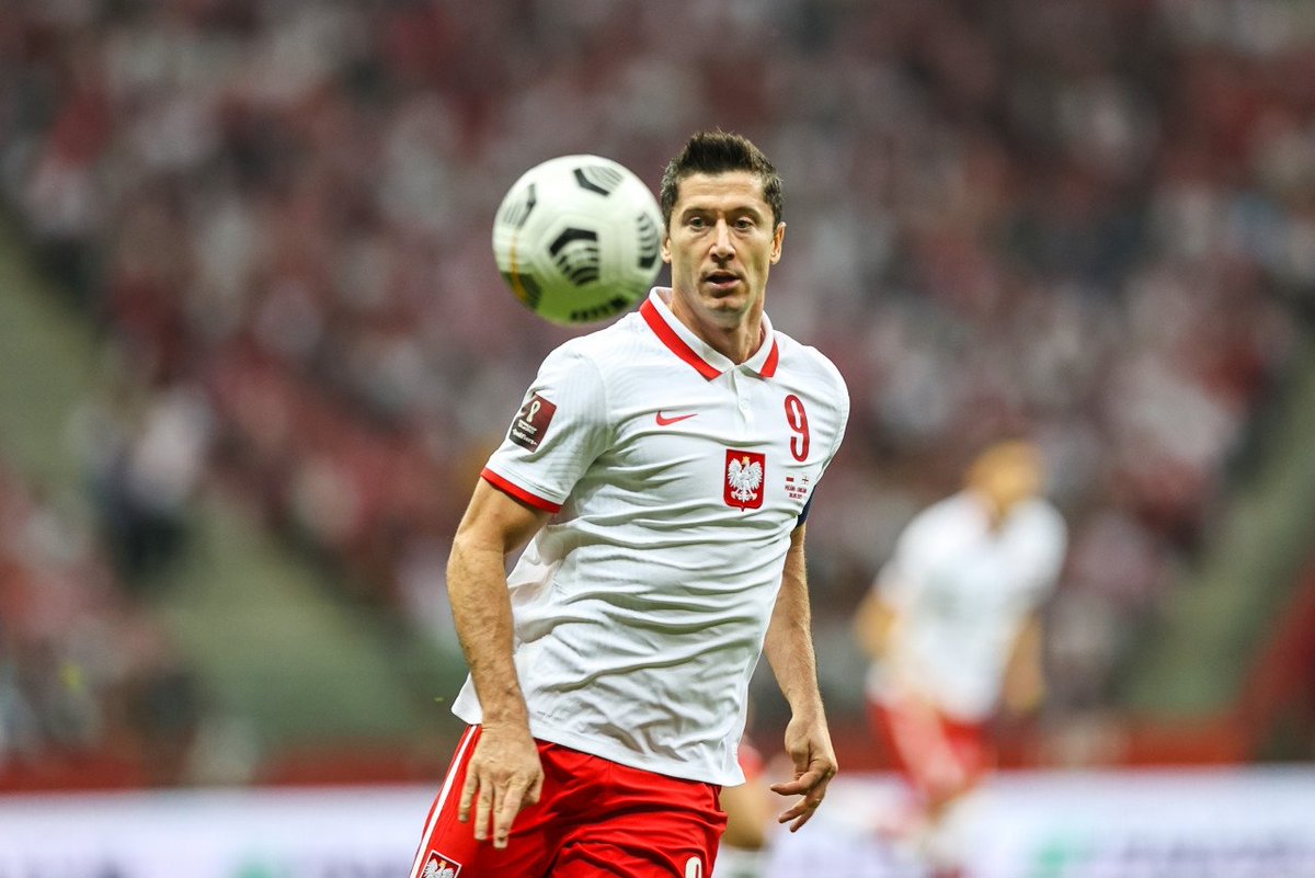 Pilkawsiatce_'s tweet photo. Dostrzegam pewnie paradoks naszej reprezentacji. Mianowicie, gdy Lewandowski jest na kadrze w mediach jest afera - "po co on", "słaby" "dajmy szansę młodym".
Gdy nie przyjeżdża bo ma kontuzję to ci sami "eksperci" płaczą, że Roberta nie ma i boją się o nadchodzące wyniki kadry.🤡 https://t.co/24fW5gjuTL