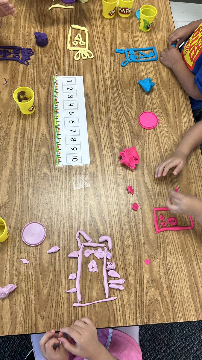 TweetyPuerto's tweet photo. Los niños de Pre-escolar están haciendo un excelente trabajo creando patrones y haciendo pavos con las figuras geométricas usando plastilina. https://t.co/T9I5cq3PHz