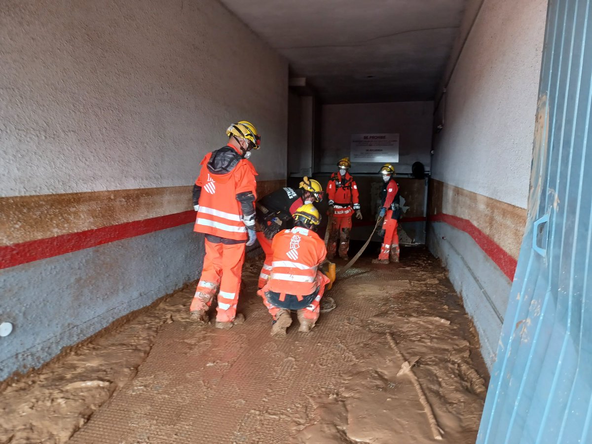 GVAbforestals's tweet photo. 🚗Las unidades de bomberos y bomberas forestales de la @generalitat realizamos muchas extracciones de vehículos de garajes, mediante eslinga y cabestrante de las autobombas, para facilitar la colocación de electrobombas y realizar los achiques de agua. 

📸Imágenes en Sedaví: https://t.co/mhvo9M4aFC
