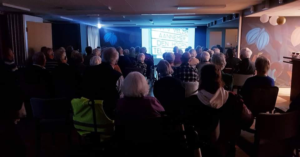 Zo'n Dag was weer een succes! De Kickerthoek zat vol. Na een lunch kon de film over Den Hoorn gestart worden. Veel herkenning van vroeger voor de bezoekers. Vanaf 2025 is er elke 2e zondag van de maand Zo'n Dag! #ontmoeten
#cultuurstekDH #bibliotheekdeplataan <a href="/Midden_Delfland/">Gemeente Midden-Delfland</a>