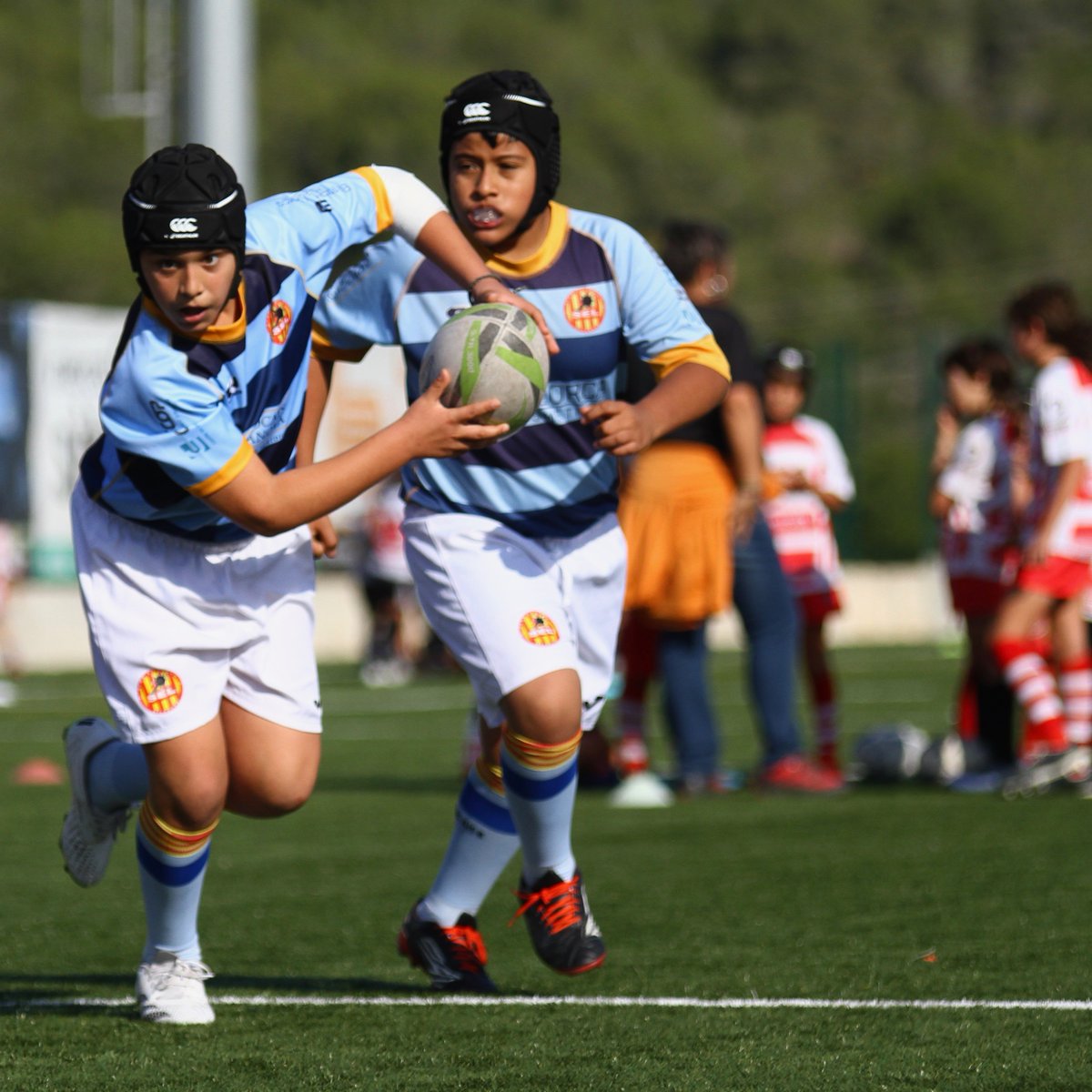 Selvng's tweet photo. 🏉 Escola de Rugby 

Un gran matí de rugbi el que vàrem viure diumenge passat al Nou Santa Bàrbara, on presentàvem un equip de cada categoria d'escola. 

Els més petitons, S6, s'ho van passar genial amb els seus jocs. https://t.co/lMPTacCxXR
