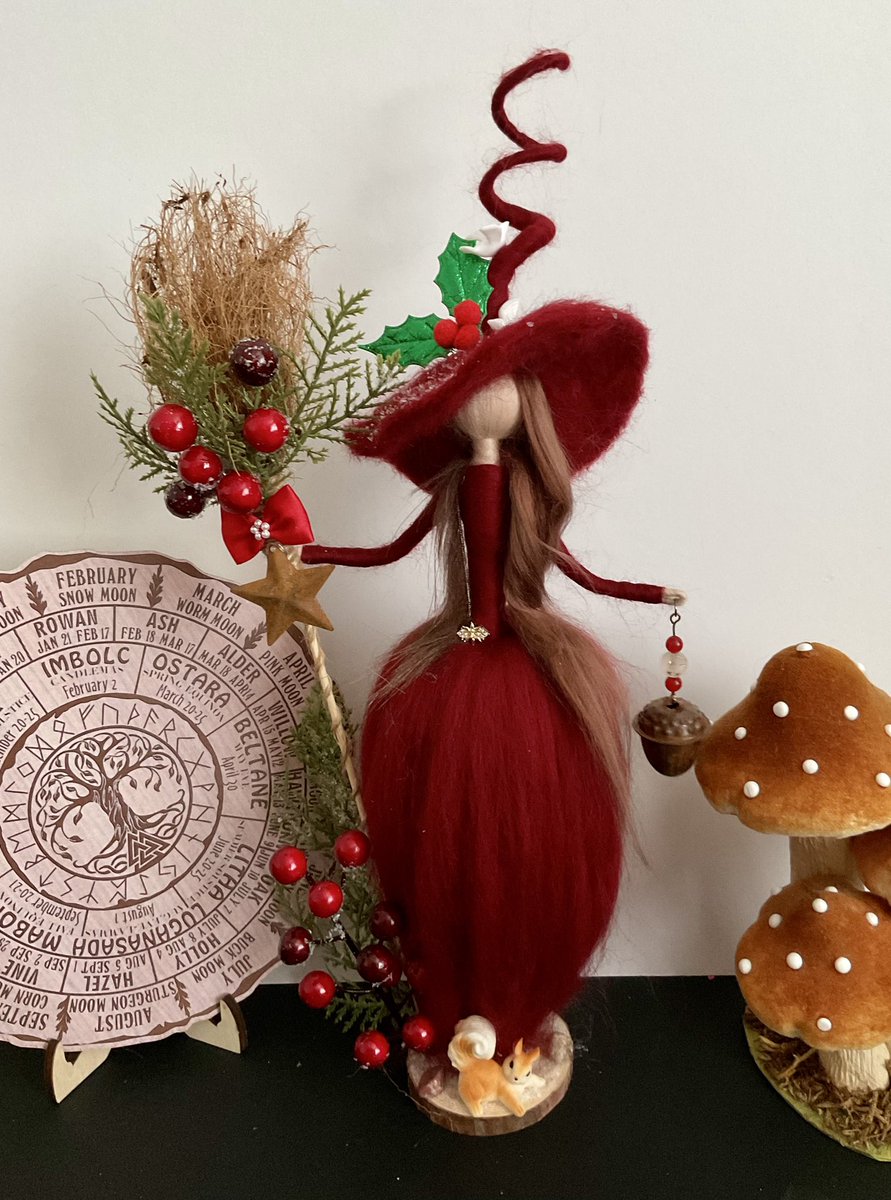 witch_woolly's tweet photo. Burgundy Xmas witches https://t.co/HlEwPTJBRF
