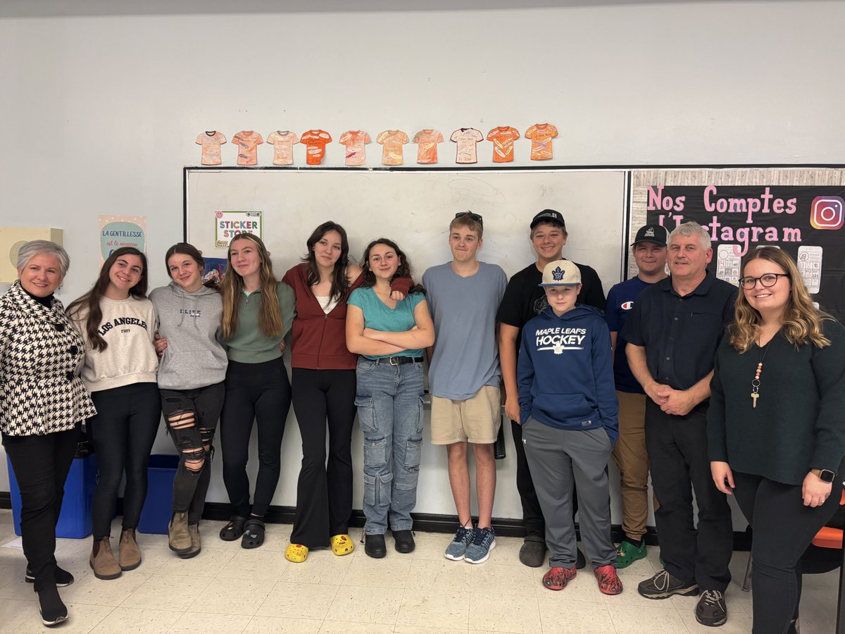 mmehunt23's tweet photo. The grade 9 class had a great visit with The Honorable Iris Petten, Canadian Senator, today during their Social Studies class. Lots of learning and great questions! @SWATigers https://t.co/NTwHiUXA6E