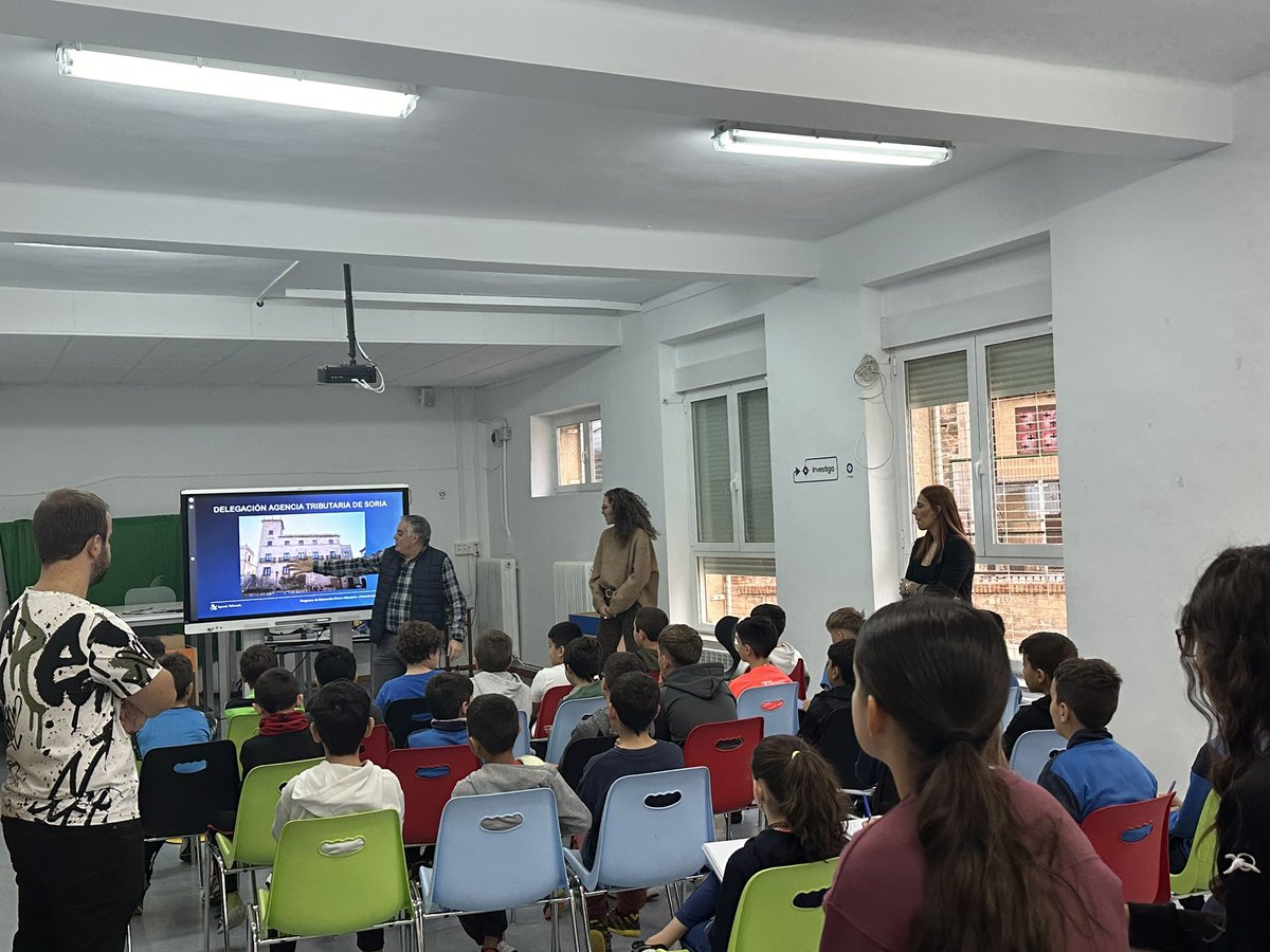ceipdeagreda's tweet photo. Hoy nuestros alumnos de 5º y 6º han recibido una formación de la Agencia Tributaria muy interesante donde han podido valorar la importancia de pagar impuestos. @educacyl @CFIEdeSoria https://t.co/Sf25Ie12Si