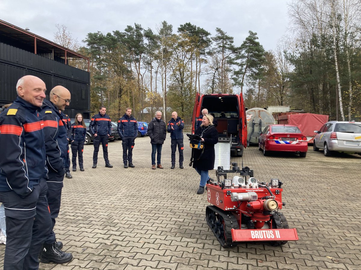 Ultra Hoge Druk, Rietenkapbrandbestrijding, Onderwater ROV, Blusrobot…Vanmiddag allemaal te bewonderen voor het MT en teamleiders BRW van <a href="/VRIJsselland/">VR IJsselland</a>. Onderwerpen die regionaal allemaal spelen in onze regio en op deze manier tastbaarder zijn geworden. #innovatie #brandweer
