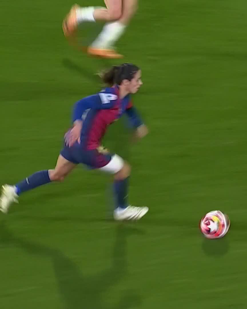 😮 Claudia Pina with the acrobatic finish to make it 5️⃣-0️⃣ for Barcelona against St. Pölten after the first 45 minutes!Watch live for free on DAZN ▶️  #UWCLonDAZN #UWCL