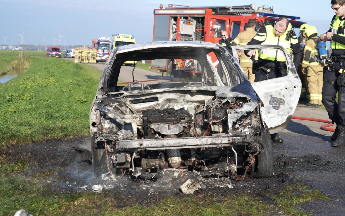 Zwaargewonde bij autobrand aan de Vereweg in Medemblik