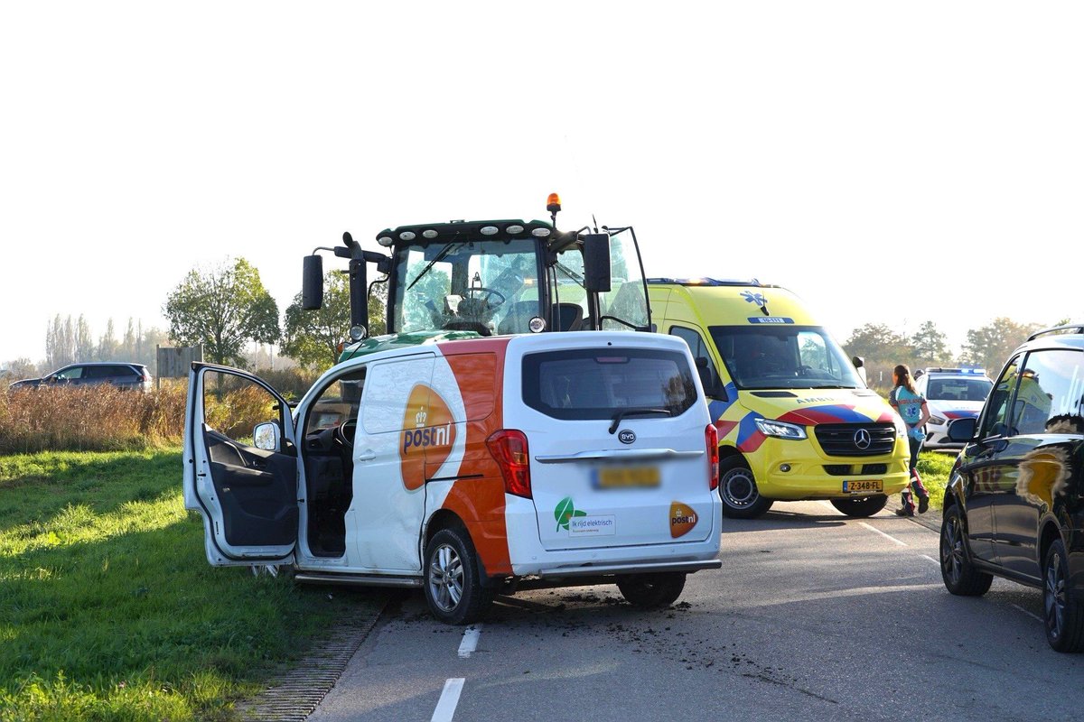 Flinke aanrijding tussen drie voertuigen op de Kadijkweg in Andijk