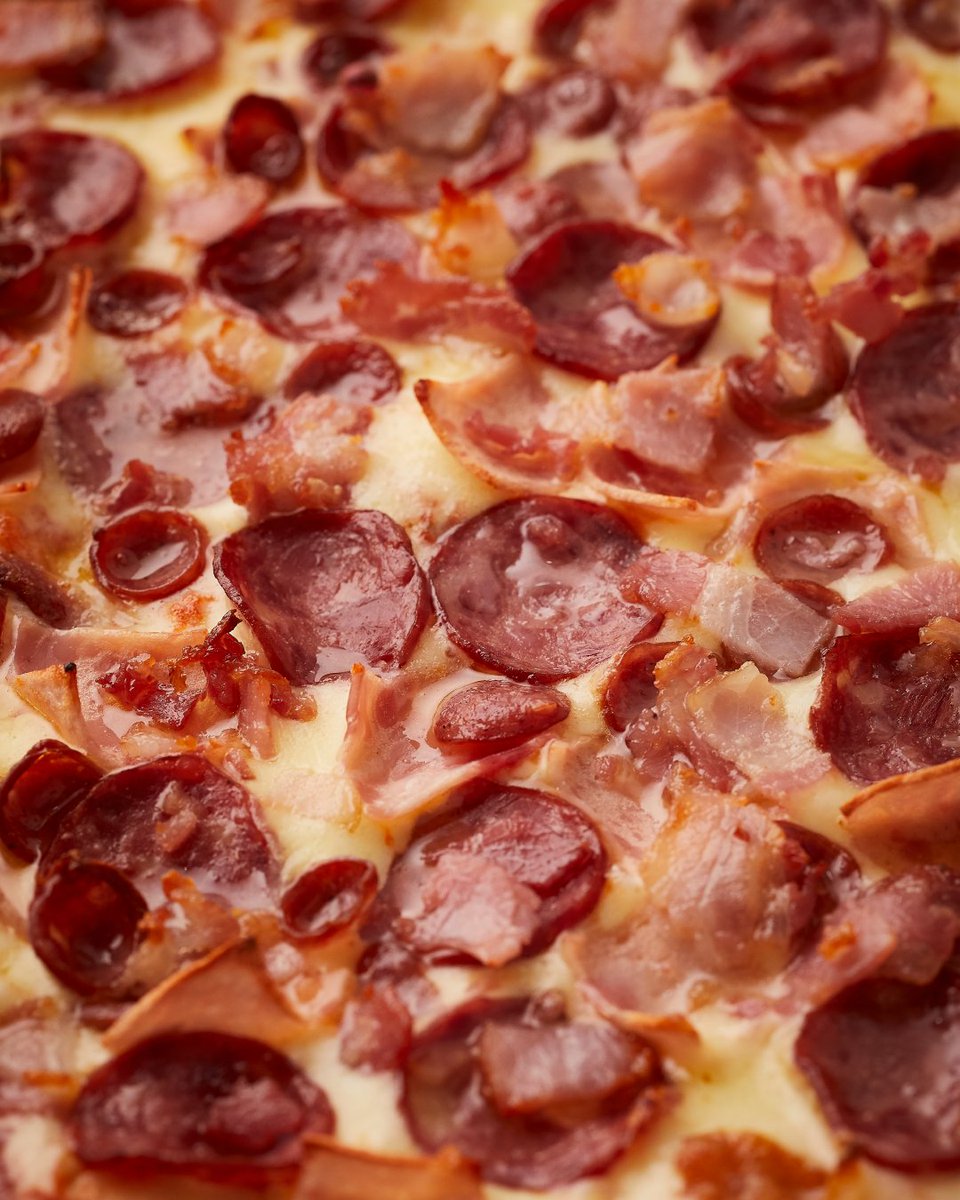 pizzaspiccolo's tweet photo. En Piccolo las manos madrugadoras de un pizzero aprietan la masa hasta que tome consistencia: La tradición y la paciencia, consiguen el mejor sabor. Pizza de Tocineta y las carnes premium Piccolo [ jamón, salami y cábano ]. Excepcional ✨🍕

Visítanos o pide a domicilo. https://t.co/LddVEu4HDz