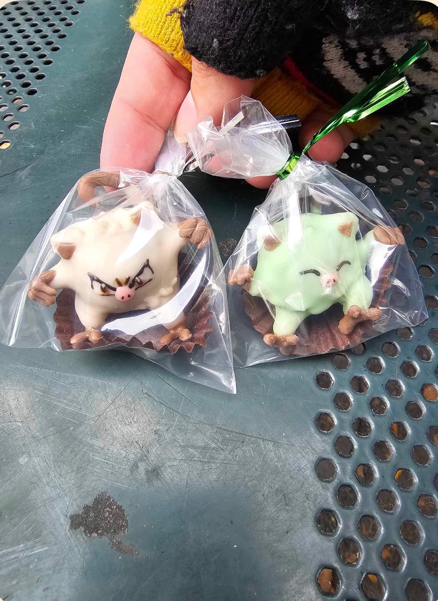NewYorkPoGo's tweet photo. Mankey CD @ Bryant Park! >500 trainers checkin in for IG rewards, free buttons &amp; raffle tickers &amp; snacks. Thanks to the artist Mengzhen Yu @27mth_3d  and as always the amazing truffles &amp; cake pops from Gloria Yip @MiscMao .  Hope to see you next month! https://t.co/sktoFgoMfL