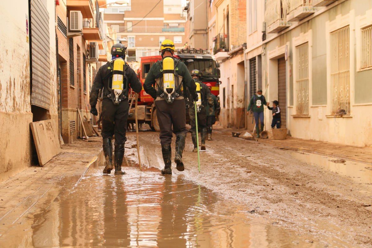 guardiacivil's tweet photo. Especialistas de #Subsuelo y #NRBQ realizan inspecciones de gases nocivos en garajes, túneles y sótanos, para posterior entrada segura del #GEAS y continuar la búsqueda  de desaparecidos en #Paiporta.

#DANA https://t.co/DxQGFtYzMJ