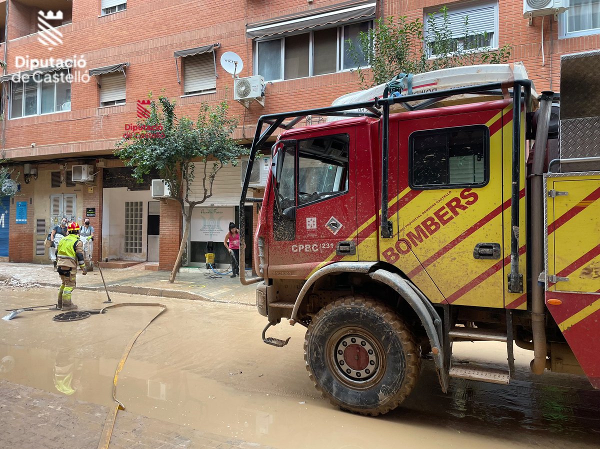 BombersDipcas's tweet photo. Mientras nuestro operativo de apoyo a @BombersValencia sigue trabajando en #DANAValencia, en nuestra provincia ya tenemos activado el dispositivo preventivo frente a la previsión del nuevo episodio de #lluvias. Sigue evolución previsión y alertas en @AEMET_CValencia y @GVA112 https://t.co/jNvAe5TYO9