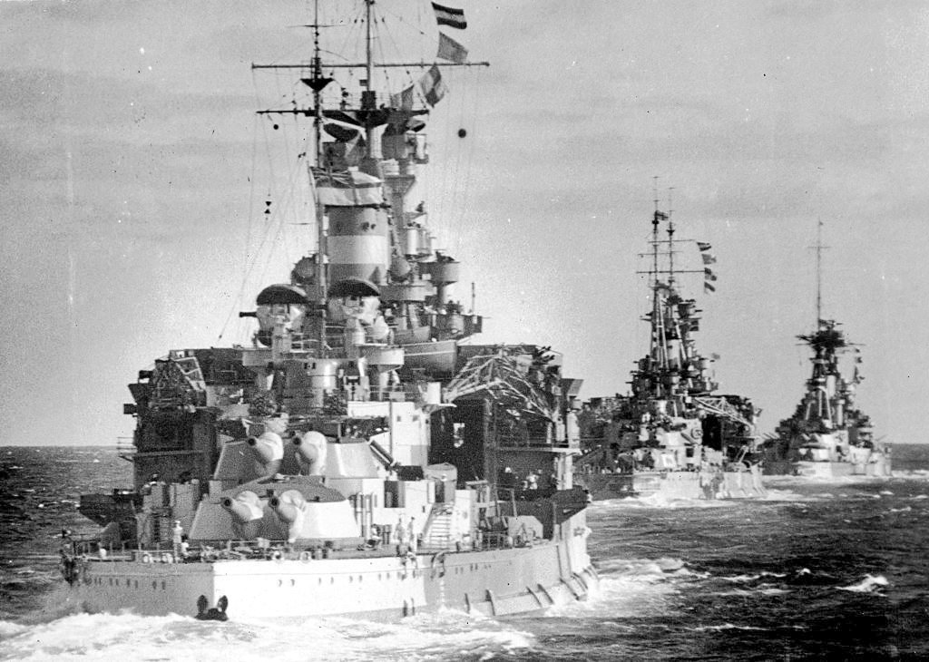 FlMichele69's tweet photo. Battleships
#HMSValiant
#HMSQueenElizabeth
#HMSBarham
Queen Elizabeth Class
📷#WW2 1941
@RoyalNavy 🇬🇧 https://t.co/HMPH04OPut