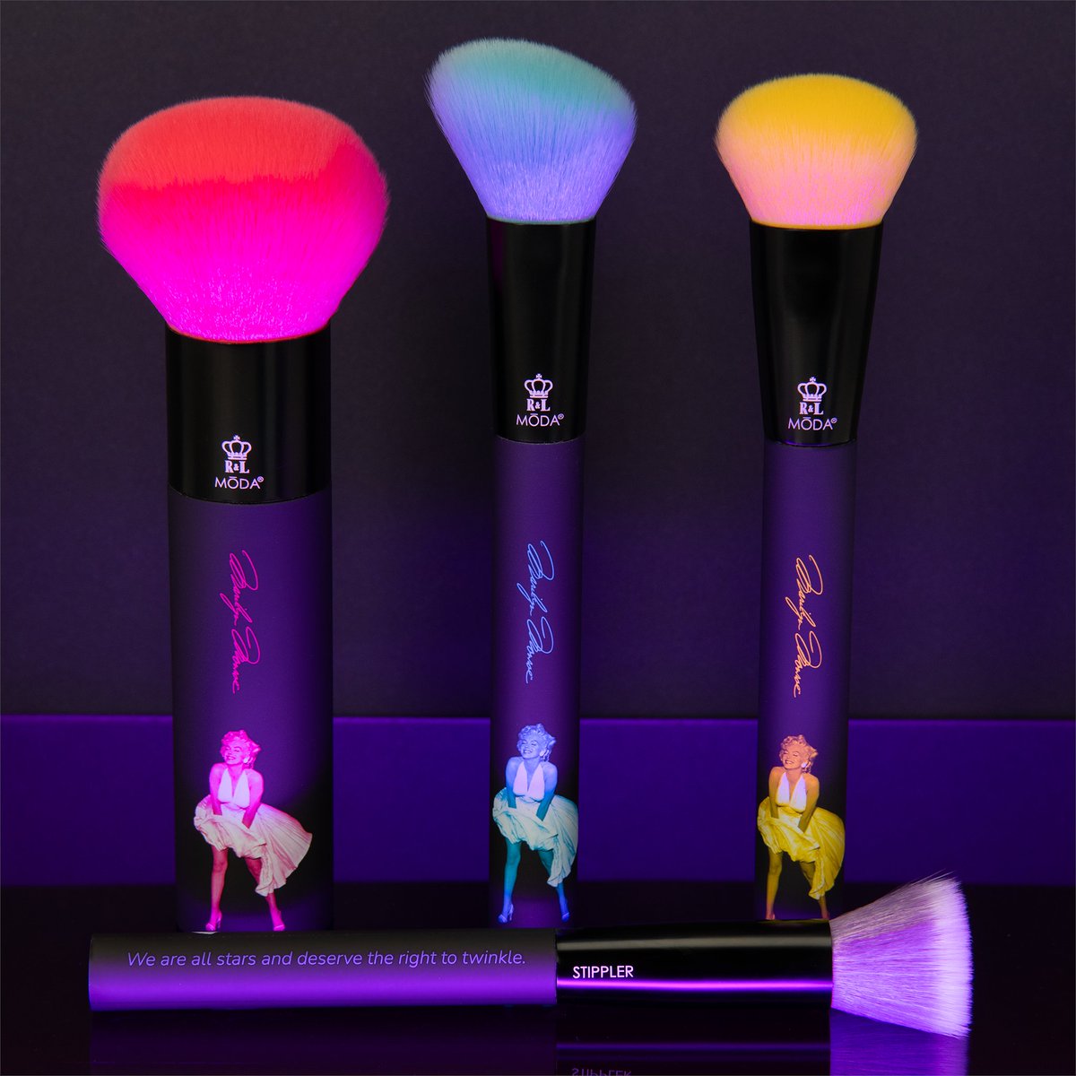 Sleek black handles that capture the fun, flirty personality of your favorite icon paired with vibrant vegan filaments will make the Marilyn Monroe™ x MŌDA® Star Struck Blending Kit your go-to for glamour. ✨

Shop the <a href="/marilynmonroe/">Marilyn Monroe</a> collection at modabrush.com