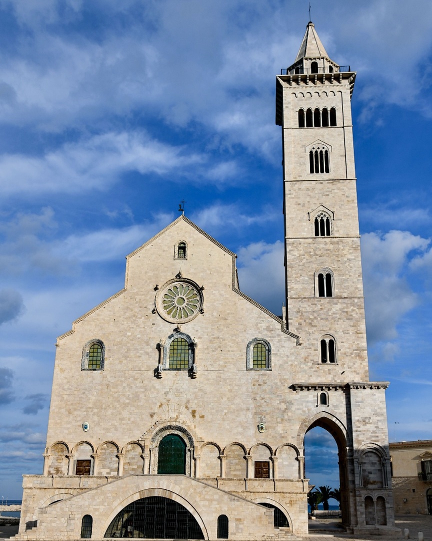 Avevo un conto aperto con la meravigliosa cattedrale di Trani visto che quando venimmo in Puglia qualche anno fa la trovai in restauro e non fotografabile. Oggi scendendo a Bari ho deciso di tornare a trovarla, la trovo una delle più belle chiese che ho … instagr.am/p/DCSEjYAxpgf/