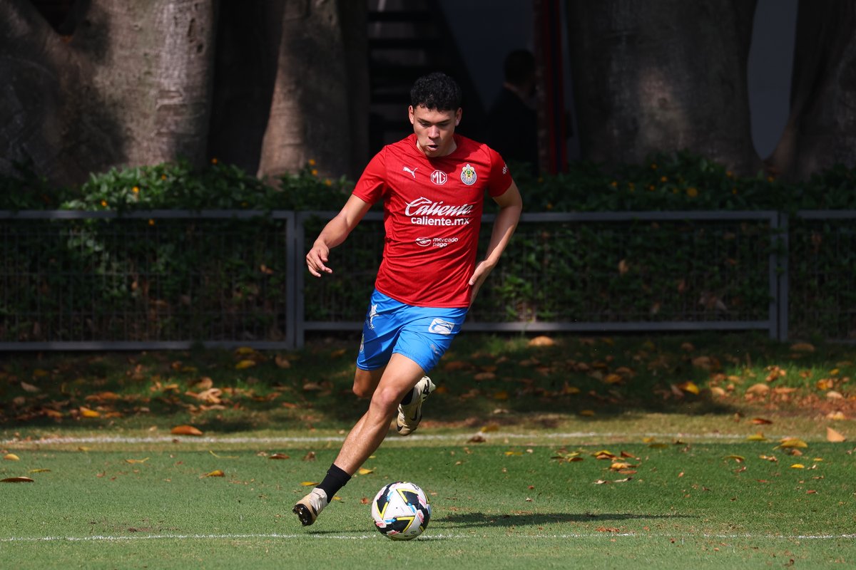 Chivas's tweet photo. 🇫🇷 Trabajando con la mente puesta en el #ClásicoTapatío 🇫🇷 https://t.co/a3eUOZruQu