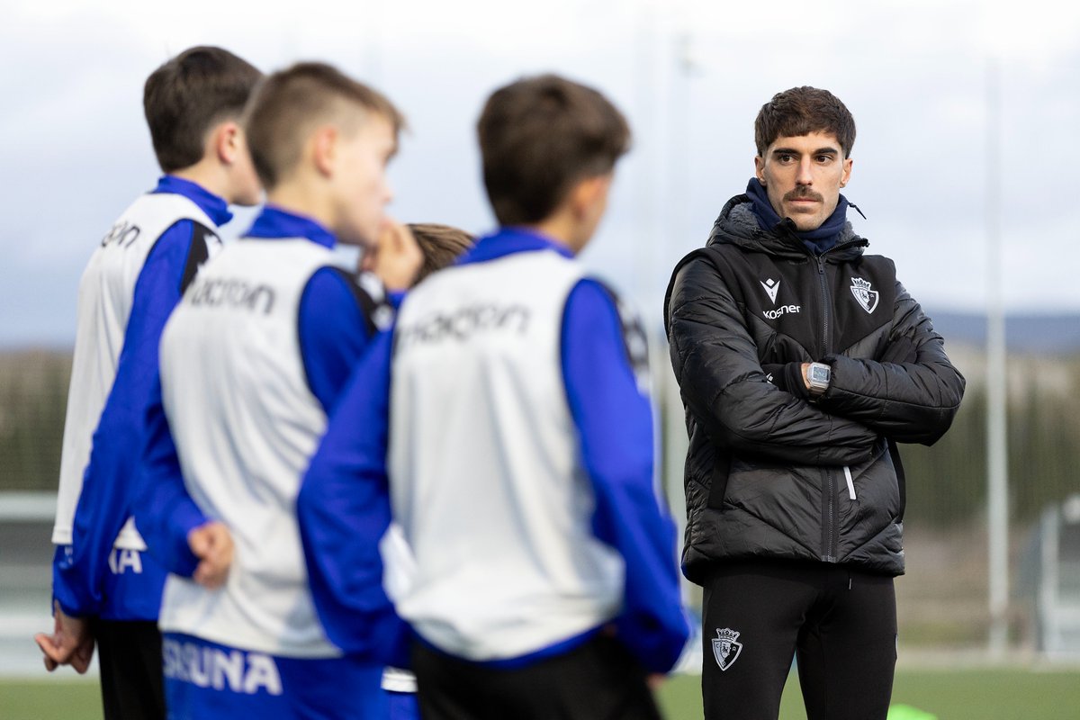 Osasuna's tweet image. ⚽️ Nacho Vidal ha participado esta tarde en una sesión formativa con laterales y centrales de la cantera.

¡Qué orgullo ver a nuestros jugadores del primer equipo implicados con Tajonar! 😍