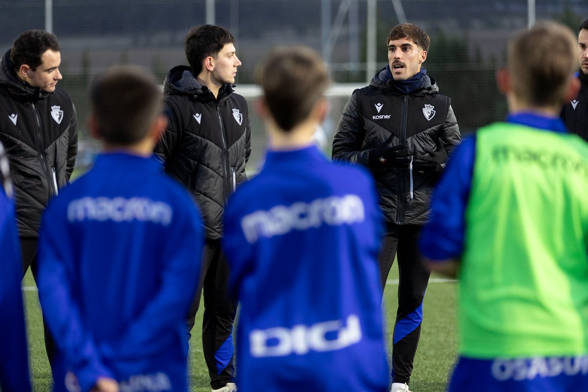 Osasuna's tweet image. ⚽️ Nacho Vidal ha participado esta tarde en una sesión formativa con laterales y centrales de la cantera.

¡Qué orgullo ver a nuestros jugadores del primer equipo implicados con Tajonar! 😍