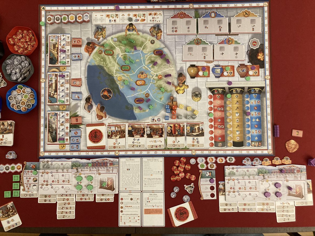 Minos. Un jeu de Stan Kordonskiy édité par <a href="/BoardAndDice/">Board&Dice</a> 
Du draft de dés pour programmer ces actions, à jouer dans l’ordre inverse de leur valeur avec bonus en fonction de leur couleur.
Le tout avec du combo de carte et de la gestion de territoire. On y retourne vite !