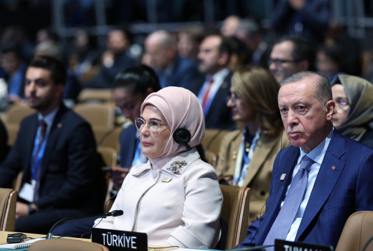 RTErdogan's tweet photo. Bugün Dünya Liderleri İklim Zirvesi vesilesiyle Azerbaycan’ın başkenti Bakü’deydik.

İklim krizinin menfi etkilerinin en yoğun hissedildiği ülkeler arasındayız. 2053 yılı için net sıfır emisyona ulaşma ve yeşil kalkınma vizyonumuz ekseninde kilit sektörlerimizi dönüştürüyoruz.   

2024-2030 yıllarını kapsayan İklim Değişikliği Azaltım ve Uyum Strateji Eylem Planlarımızı uygulamaya aldık.

Toplam kurulu güç içerisinde yenilenebilir enerjinin payını %59’a yükselttik. 

Bu oranla Avrupa’da 5’inci, dünyada 11’inci sıradayız.

2053 net sıfır emisyon hedeflerimiz için temel önceliklerimiz yenilenebilir enerji, enerji verimliliği ve nükleer enerjidir. 

Bugün 31 bin megavat olan rüzgâr ve güneş enerjisi kurulu gücümüzü 2035 yılında 120 bin megavata çıkaracağız.

Nükleer enerjide ise 2050 senesinde 20 bin megavatlık bir kapasiteye ulaşmayı hedefliyoruz. 

2024-2030 yıllarını kapsayan Ulusal Enerji Verimliliği Eylem Planımızla 100 milyon ton karbondioksit eş değeri emisyon azaltımı öngörüyoruz.

Elektrikli millî otomobilimiz Togg’u yaygınlaştırmaya devam ediyoruz.

Eşim @EmineErdogan’ın himayesinde başlatılan ve küresel düzeye taşınan Sıfır Atık Projesi, iklim değişikliğiyle mücadelemize ilave güç katıyor. 

Bu sayede projenin başlangıcından bu yana 5,9 milyon ton sera gazı emisyonunun önüne geçtik. 

Su kaynaklarımızın etkin kullanımı için Su Verimliliği Seferberliği ilan ettik. 

Millî Ağaçlandırma Günü olarak belirlediğimiz her 11 Kasım’da milyonlarca fidanı toprakla buluşturuyoruz.

Küresel mücadelemizi daha güçlü ve etkili kılmak bakımından bilhassa gelişmekte olan ülkelerin ihtiyaçlarına cevap verecek bir iklim finansmanı hedefinin bu zirvede belirleneceğine inanıyorum.

Bu başarılı organizasyon ve samimi ev sahipliği için Cumhurbaşkanı İlham Aliyev kardeşimi tebrik ediyorum.