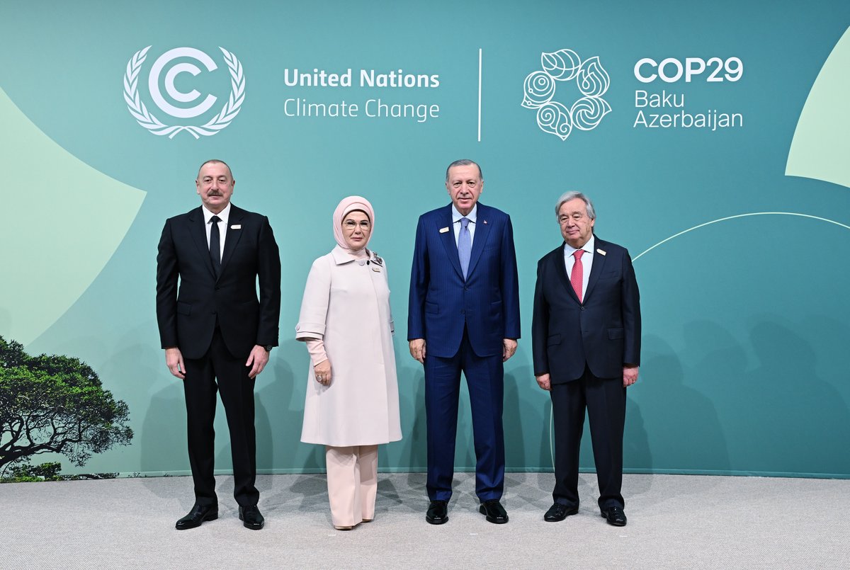 RTErdogan's tweet photo. Bugün Dünya Liderleri İklim Zirvesi vesilesiyle Azerbaycan’ın başkenti Bakü’deydik.

İklim krizinin menfi etkilerinin en yoğun hissedildiği ülkeler arasındayız. 2053 yılı için net sıfır emisyona ulaşma ve yeşil kalkınma vizyonumuz ekseninde kilit sektörlerimizi dönüştürüyoruz.   

2024-2030 yıllarını kapsayan İklim Değişikliği Azaltım ve Uyum Strateji Eylem Planlarımızı uygulamaya aldık.

Toplam kurulu güç içerisinde yenilenebilir enerjinin payını %59’a yükselttik. 

Bu oranla Avrupa’da 5’inci, dünyada 11’inci sıradayız.

2053 net sıfır emisyon hedeflerimiz için temel önceliklerimiz yenilenebilir enerji, enerji verimliliği ve nükleer enerjidir. 

Bugün 31 bin megavat olan rüzgâr ve güneş enerjisi kurulu gücümüzü 2035 yılında 120 bin megavata çıkaracağız.

Nükleer enerjide ise 2050 senesinde 20 bin megavatlık bir kapasiteye ulaşmayı hedefliyoruz. 

2024-2030 yıllarını kapsayan Ulusal Enerji Verimliliği Eylem Planımızla 100 milyon ton karbondioksit eş değeri emisyon azaltımı öngörüyoruz.

Elektrikli millî otomobilimiz Togg’u yaygınlaştırmaya devam ediyoruz.

Eşim @EmineErdogan’ın himayesinde başlatılan ve küresel düzeye taşınan Sıfır Atık Projesi, iklim değişikliğiyle mücadelemize ilave güç katıyor. 

Bu sayede projenin başlangıcından bu yana 5,9 milyon ton sera gazı emisyonunun önüne geçtik. 

Su kaynaklarımızın etkin kullanımı için Su Verimliliği Seferberliği ilan ettik. 

Millî Ağaçlandırma Günü olarak belirlediğimiz her 11 Kasım’da milyonlarca fidanı toprakla buluşturuyoruz.

Küresel mücadelemizi daha güçlü ve etkili kılmak bakımından bilhassa gelişmekte olan ülkelerin ihtiyaçlarına cevap verecek bir iklim finansmanı hedefinin bu zirvede belirleneceğine inanıyorum.

Bu başarılı organizasyon ve samimi ev sahipliği için Cumhurbaşkanı İlham Aliyev kardeşimi tebrik ediyorum.