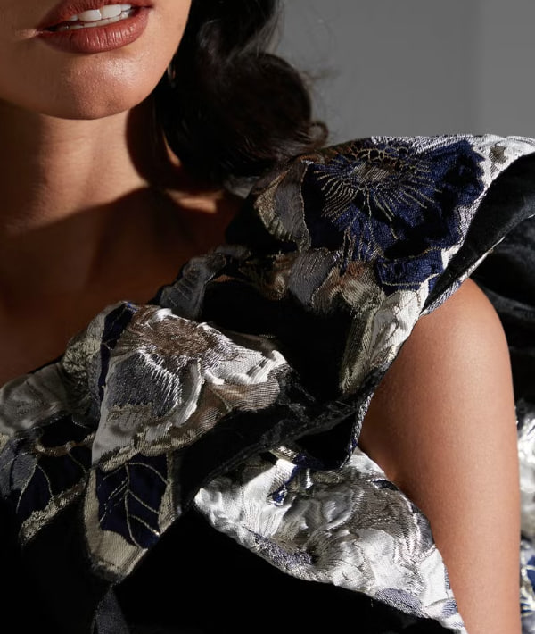 Designer_girl05's tweet image. This versatile piece is perfect for any occasion, making you the epitome of elegance and sophistication. Don't just wear a dress, make a statement with our masterpiece. #DesignerFashion #LuxuryStyle #ElevateYourWardrobe