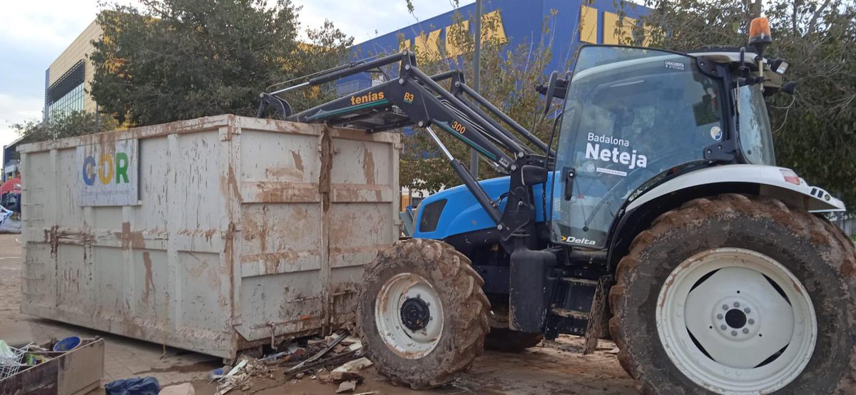 Albiol_XG's tweet image. Un tractor de los servicios municipales de limpieza se encuentra estos días en #Alfafar (#Valencia) colaborando en las tareas de desescombro y limpieza de las calles. Desde #Badalona seguimos ayudando en todo aquello que podemos.