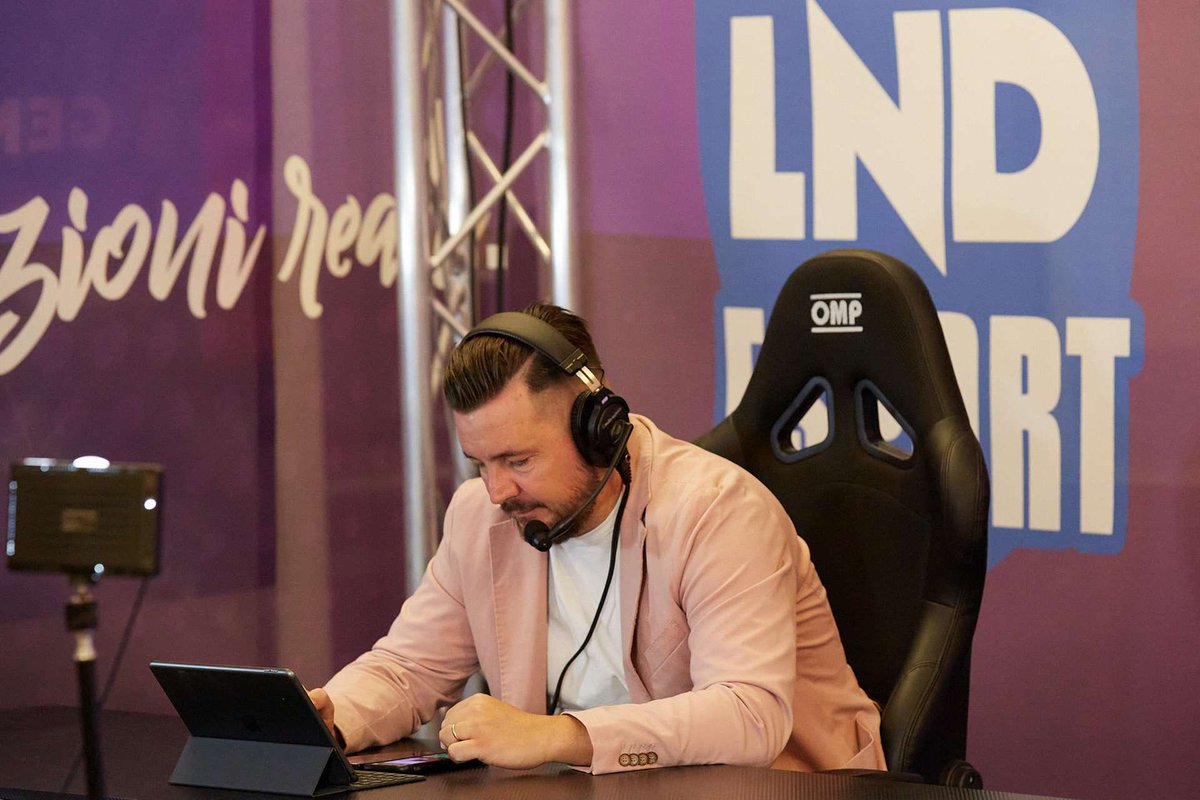 🎙 90MBER 🎙 (@90mber) on Twitter photo Testa bassa e pedalare!
Ci vediamo domani sera sul canale <a href="/LNDEsport1/">LND Esport</a> per delle GRANDI NOVITÀ❗️
Tutti collegati dalle 21.30 in poi qui 👇🏻
twitch.tv/legadilettanti…
🎙️👉🏻🧠
Ragazzi voi che fate? <a href="/_ilgrave_/">iLGrave</a> <a href="/itsTulip_/">Lorena Rusu 🌷🍋⭐️⭐️</a> <a href="/AndreaLagna7/">Andrea</a> <a href="/mattiameo_/">Mattia Meo</a> <a href="/Energyino1/">Taluni</a> Testa bassa e pedalare!
Ci vediamo domani sera sul canale <a href="/LNDEsport1/">LND Esport</a> per delle GRANDI NOVITÀ❗️
Tutti collegati dalle 21.30 in poi qui 👇🏻
twitch.tv/legadilettanti…
🎙️👉🏻🧠
Ragazzi voi che fate? <a href="/_ilgrave_/">iLGrave</a> <a href="/itsTulip_/">Lorena Rusu 🌷🍋⭐️⭐️</a> <a href="/AndreaLagna7/">Andrea</a> <a href="/mattiameo_/">Mattia Meo</a> <a href="/Energyino1/">Taluni</a>