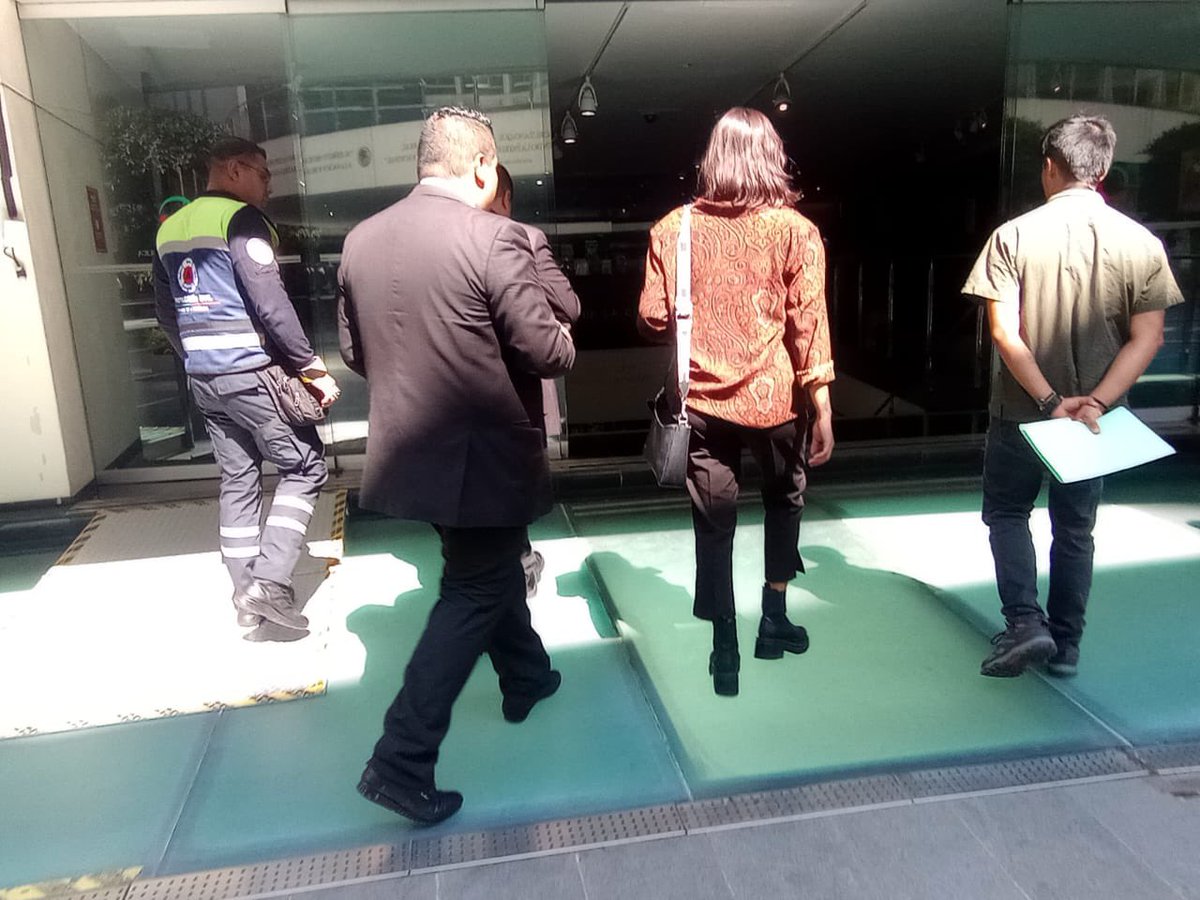 ELEMENTADDHH's tweet image. 🚨Condenamos el acoso y la expulsión de integrantes del colectivo #LaCNDHQueQueremos de las instalaciones del @senadomexicano

Las autoridades deben respetar el derecho a la protesta. La exigencia de autonomía e idoneidad en la designación de la titular de la @CNDH es legítima.