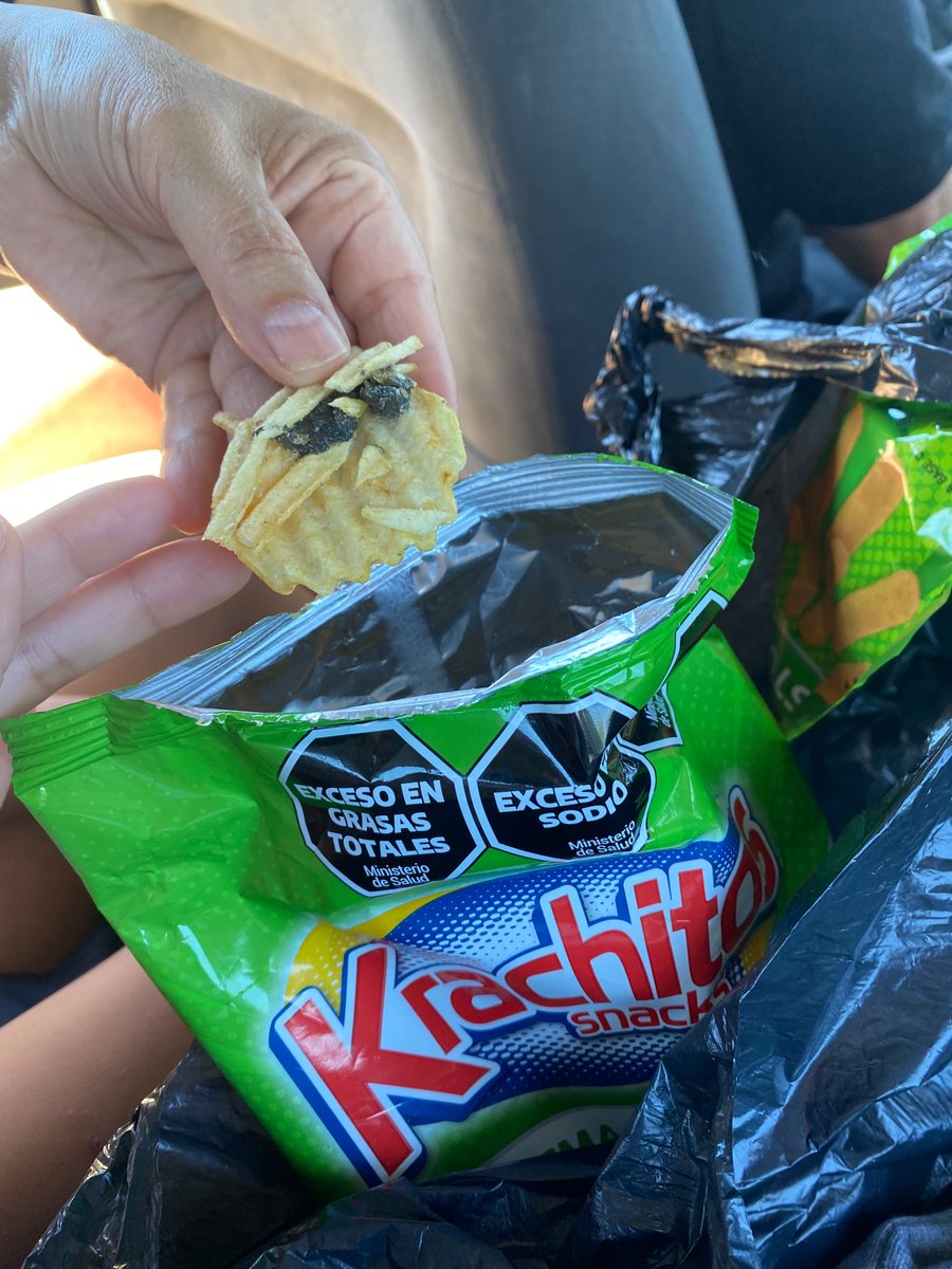 Florzamo's tweet photo. Te compras un paquete de papas fritas krachitos y de repente ..  
Para ustedes que es ? Para mi es asqueroso , tuvimos que tirar el paquete entero .. la respuesta que tuve fue que no es tóxico que no me preocupe 😂 #krachitos  @krachitos_ https://t.co/rpkm2ieQCk