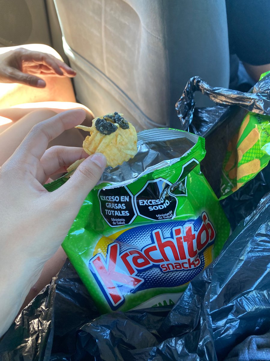 Florzamo's tweet photo. Te compras un paquete de papas fritas krachitos y de repente ..  
Para ustedes que es ? Para mi es asqueroso , tuvimos que tirar el paquete entero .. la respuesta que tuve fue que no es tóxico que no me preocupe 😂 #krachitos  @krachitos_ https://t.co/rpkm2ieQCk