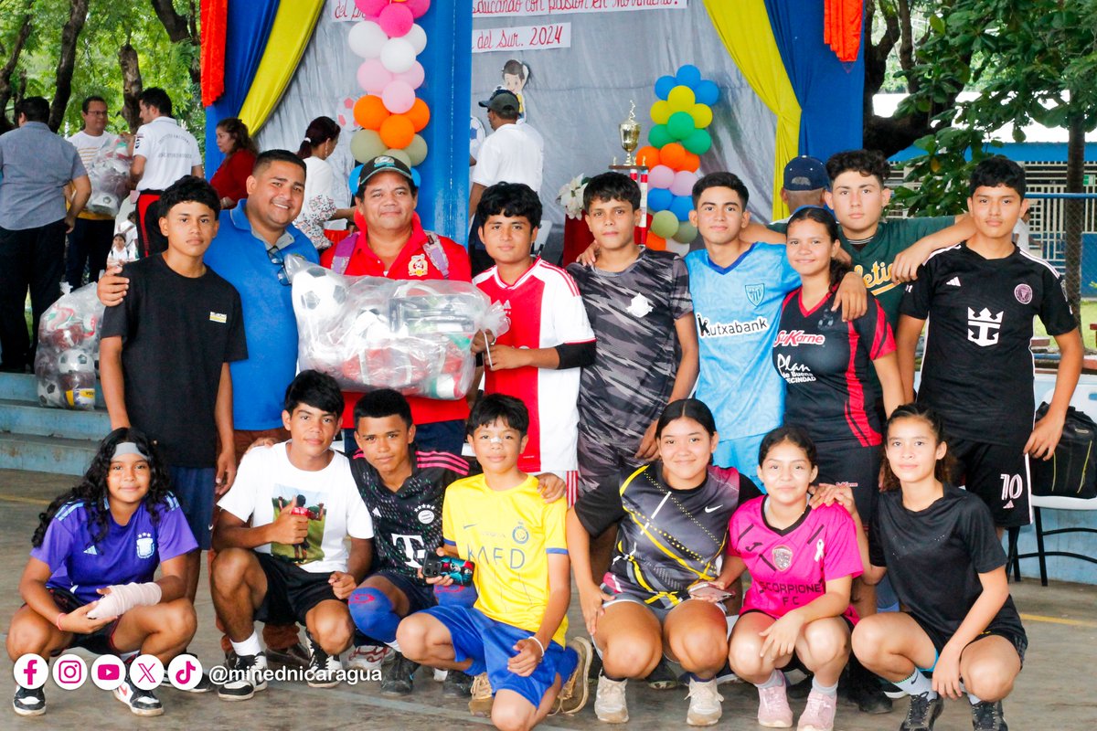 Entrega de material deportivo a centros educativos del departamento de Managua, destacados en la promoción y práctica del deporte escolar. 🏅🏈⚾️🏀⚽️

#Nicaragua
#DeporteEscolar