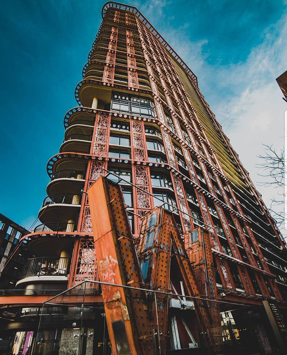 Woodwards Plaza, un punto de encuentro lleno de vida y cultura en el centro de Vancouver. ¿Sabías que en la plaza del edificio Woodwards puedes encontrar la "W" que estuvo en la cima del edificio original desde 1944 hasta 2006? 🏙️💫 #VeryVancouver
📸: @hxbia