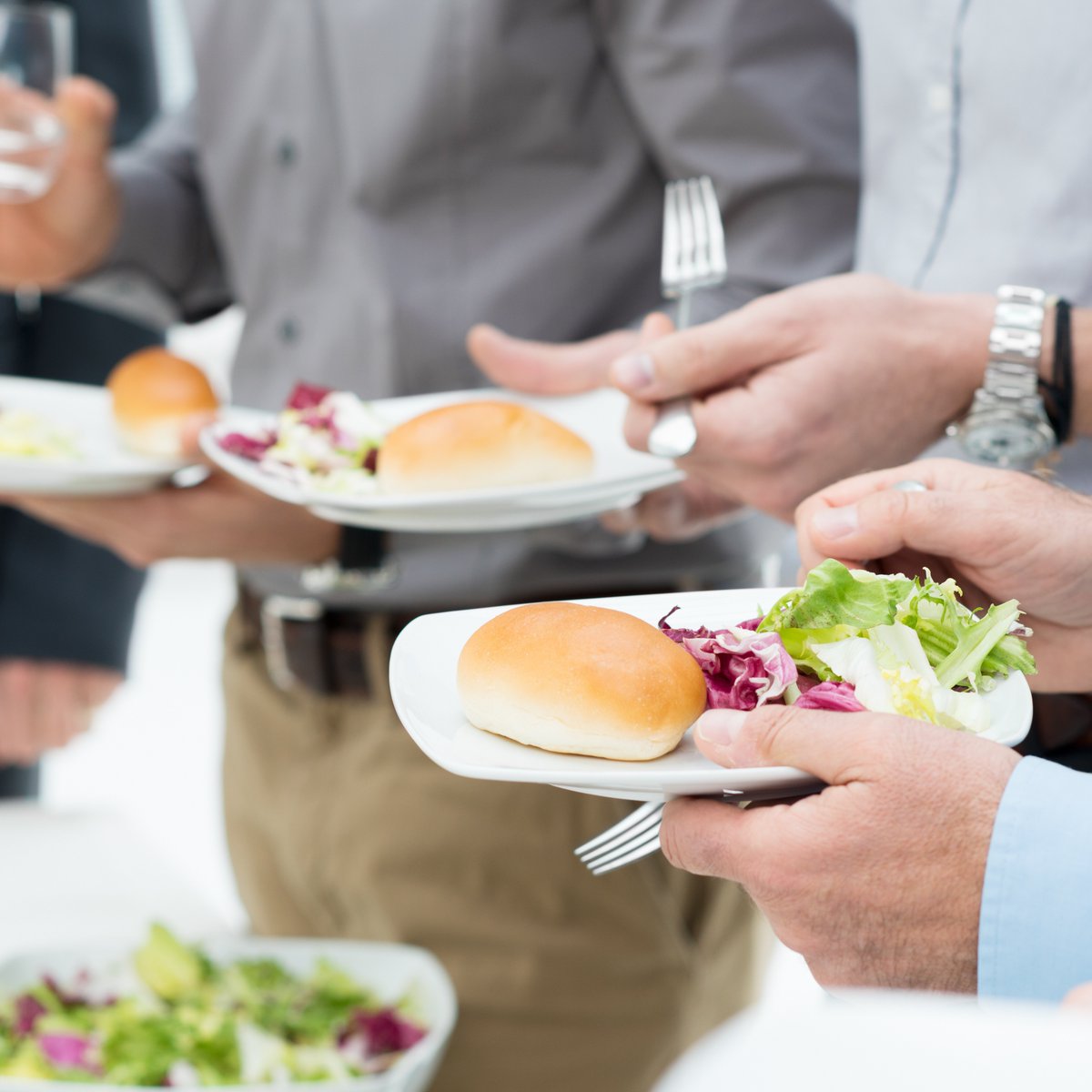 Zijn kosten voor eten en drinken voor klanten en personeel als zakelijke kosten aftrekbaar? Wat zijn de btw-gevolgen als je een auto overbrengt vanuit een eenmanszaak naar privé? We legden deze en andere btw-vragen voor aan expert Carola van Vilsteren. bit.ly/3ComB5i