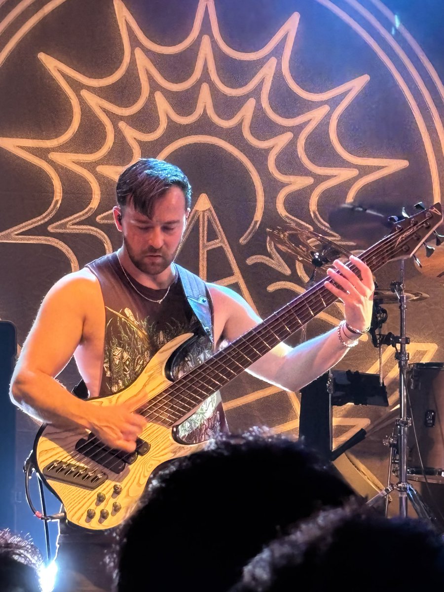 ZePeLi_NYF_bass's tweet image. 自分の好きなバンドランキングで必ず上位に入るINTERVALS。
音もパフォーマンスも最高でした🤘
Jacobのベースプレイからも良いヒントを得られました！

#intervals