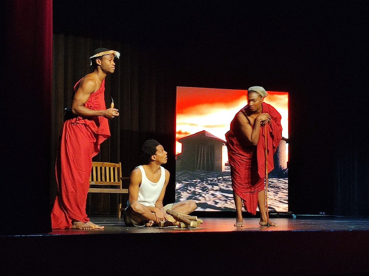damienplontz's tweet photo. #passculture #theatreenanglais Projet inter-établissements des TER du pays de Bitche. Les élèves de 3eme du @CLGSEITLINGER ont assisté à la représentation du spectacle "46664 Prisoner Nelson Mandela" en anglais 🤩.
@acnancymetz @Dsden57 @GregoryPremon @daac_nancy_metz https://t.co/2ig5VX9sXw