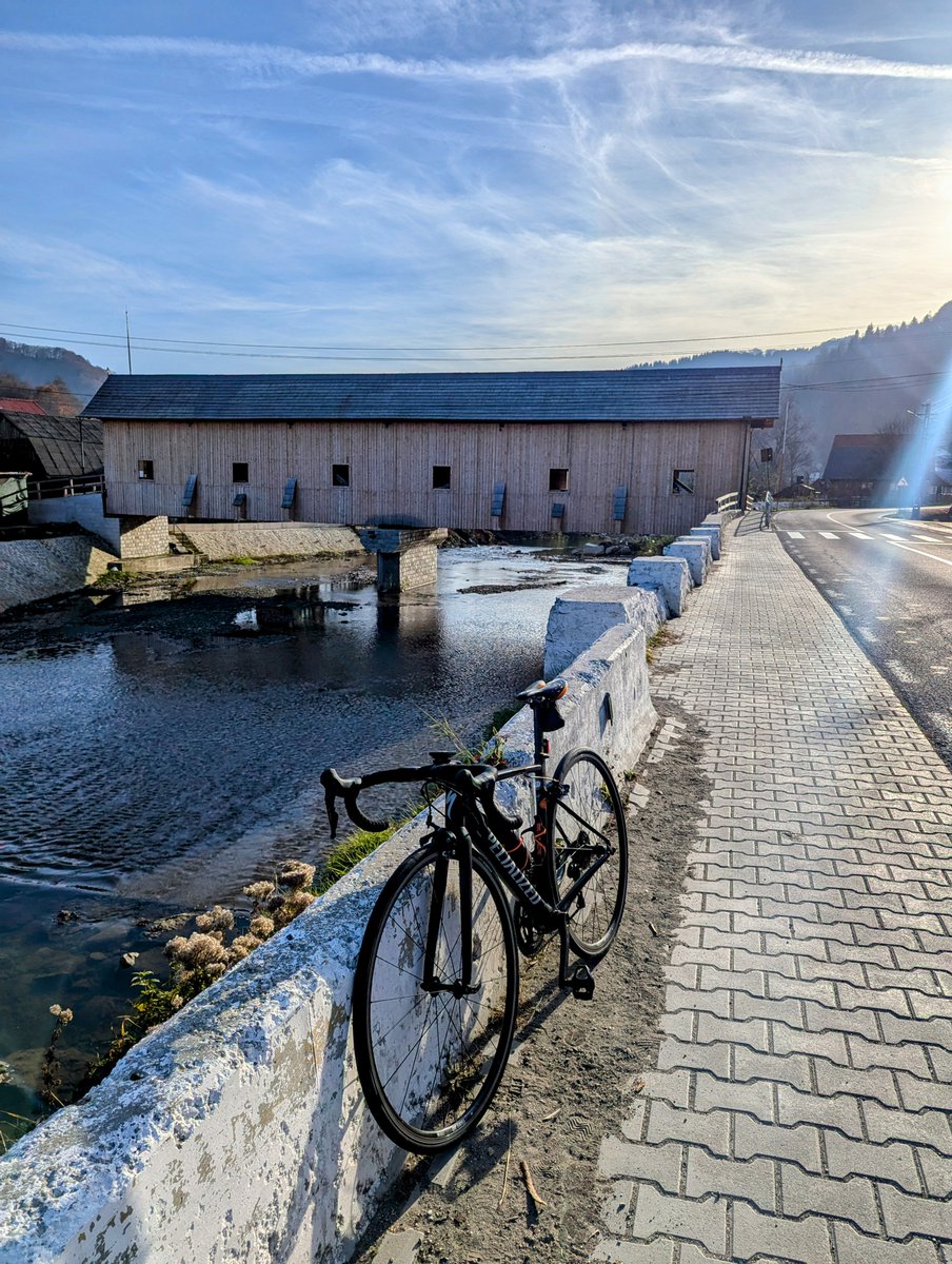 faustocoppi60's tweet photo. This is the wooden bridge over Sălăuța river in Coșbuc, 10 km from home. 🌉🇷🇴 Built in 1778, it has been restored this year. I understand that it's one of the few covered bridges left in Romania. Did you ever ride on such beauties in your area? I want photos. ☺️
#Cosbuc #Romania https://t.co/6nCxVmnoBN