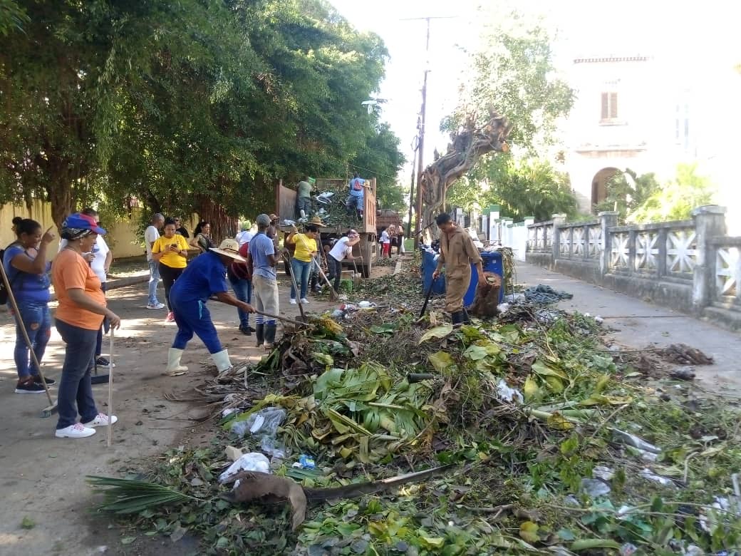 TeresaBoue's tweet photo. Huracán de federadas #MujeresEnRevolución #DePieYCombatiendo en Calle 11 del Vedado, suman sus ✋ y ♥️ por una ciudad más limpia, esperando su 505 cumpleaños. Hoy junto a trabajadores de Comunales, el MININT y el contingente Raúl Roa Martínez. #UnidosXCuba https://t.co/dMBbx0fxO5
