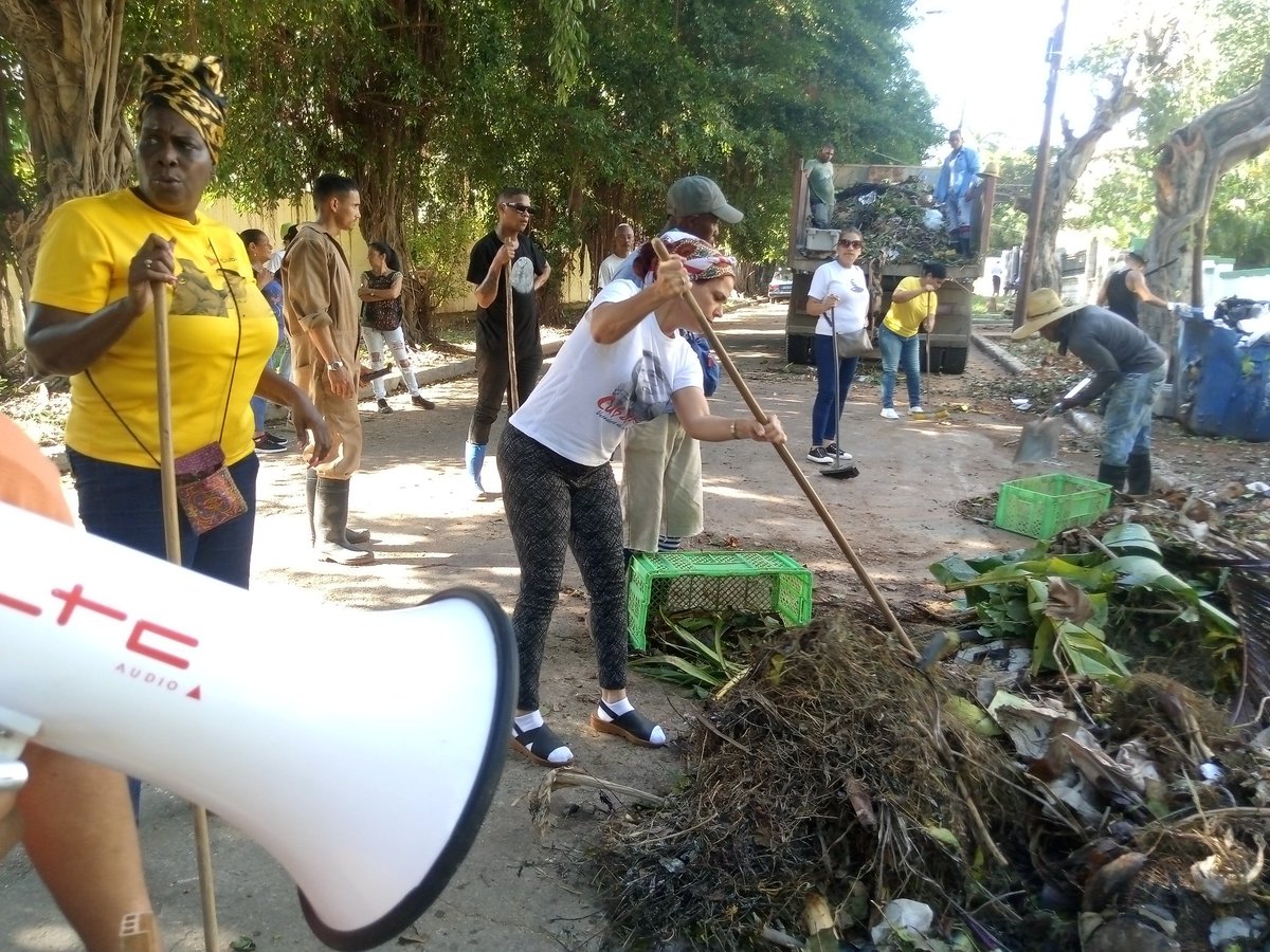 TeresaBoue's tweet photo. Huracán de federadas #MujeresEnRevolución #DePieYCombatiendo en Calle 11 del Vedado, suman sus ✋ y ♥️ por una ciudad más limpia, esperando su 505 cumpleaños. Hoy junto a trabajadores de Comunales, el MININT y el contingente Raúl Roa Martínez. #UnidosXCuba https://t.co/dMBbx0fxO5
