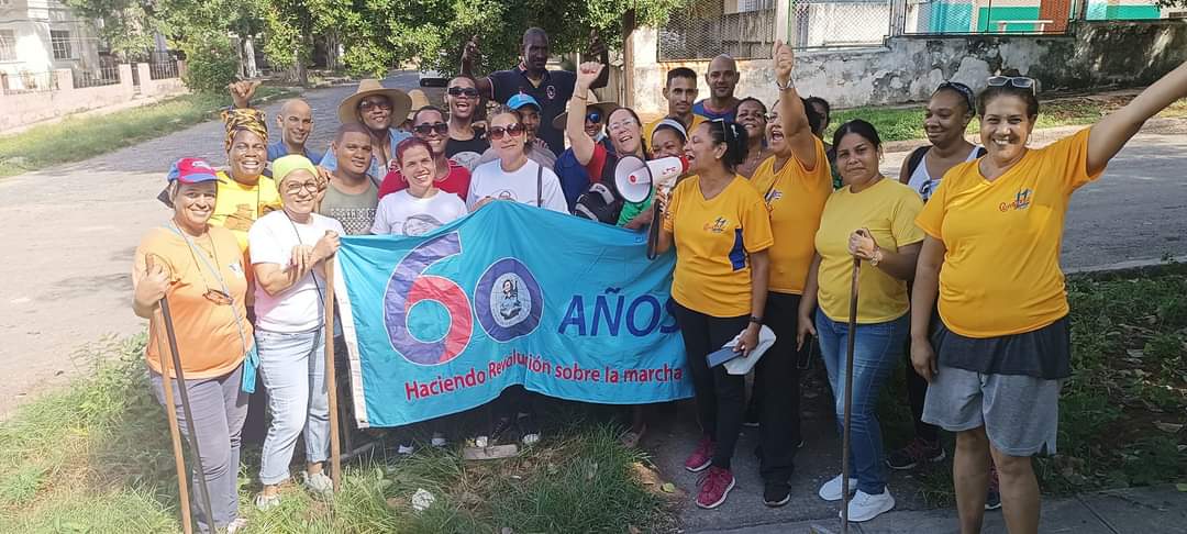 Huracán de federadas #MujeresEnRevolución #DePieYCombatiendo en Calle 11 del Vedado, suman sus ✋ y ♥️ por una ciudad más limpia, esperando su 505 cumpleaños. Hoy junto a trabajadores de Comunales, el MININT y el contingente Raúl Roa Martínez. #UnidosXCuba